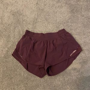 Lululemon 2.5 in hotty hot short in maroon
